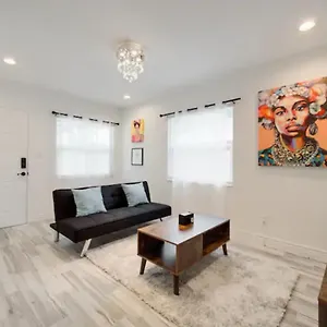 Modern Bayshore 46 Apartment