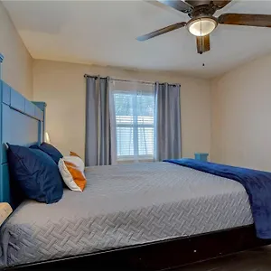 Driftwood Castle Urban Oasis With Firepit Near Convention Center And Amalie Arena, For 6 Apartment